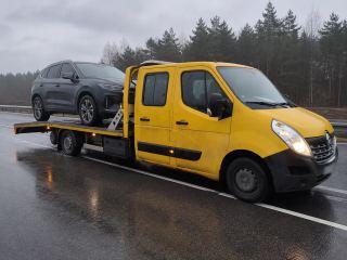 Holowanie czarnego SUV-a na lawecie – Krosno