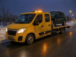 Pomoc drogowa po wypadku nocą – SUV na lawecie – Krosno