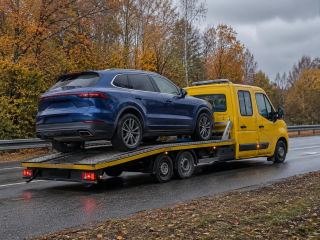 Transport niebieskiego SUV-a na lawecie – Krosno